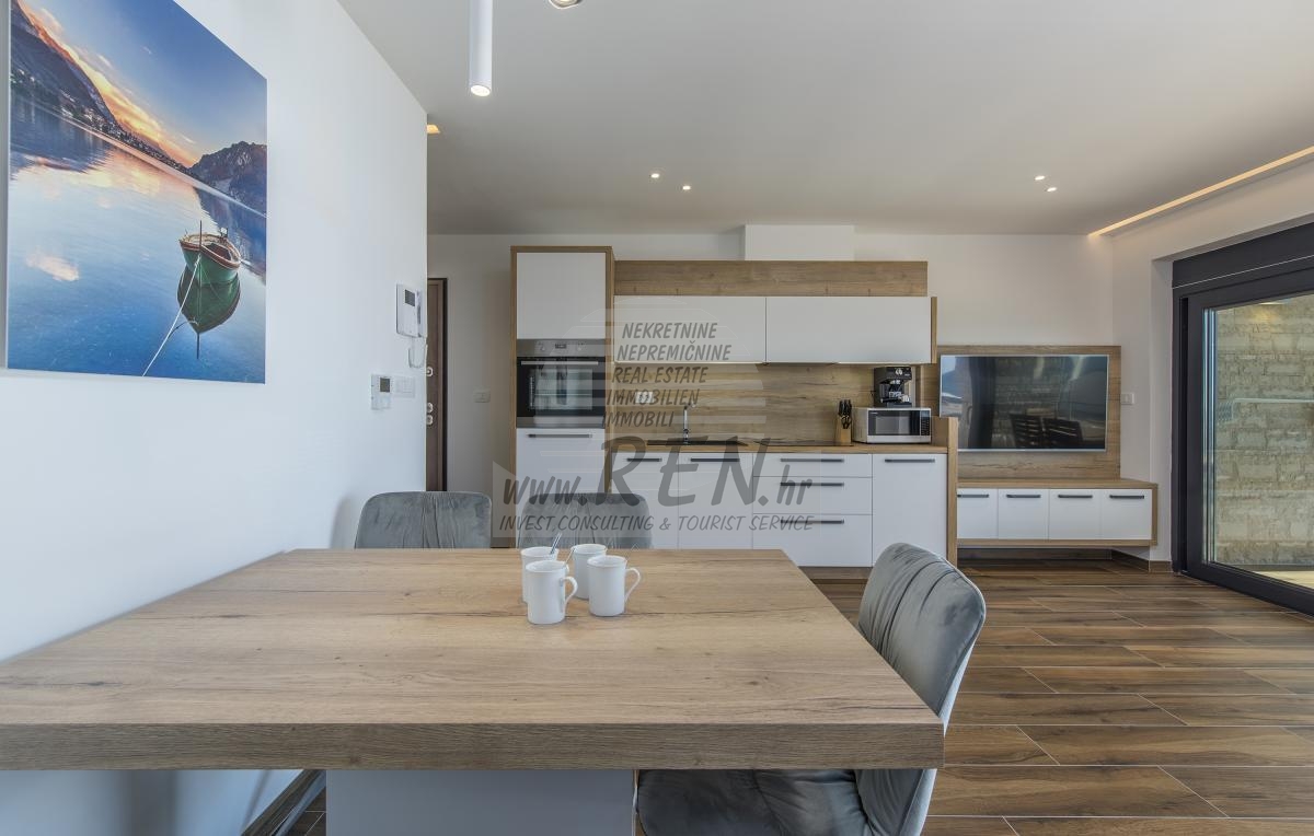 Luxury apartment in the vicinity of Umag, first row to the sea 9