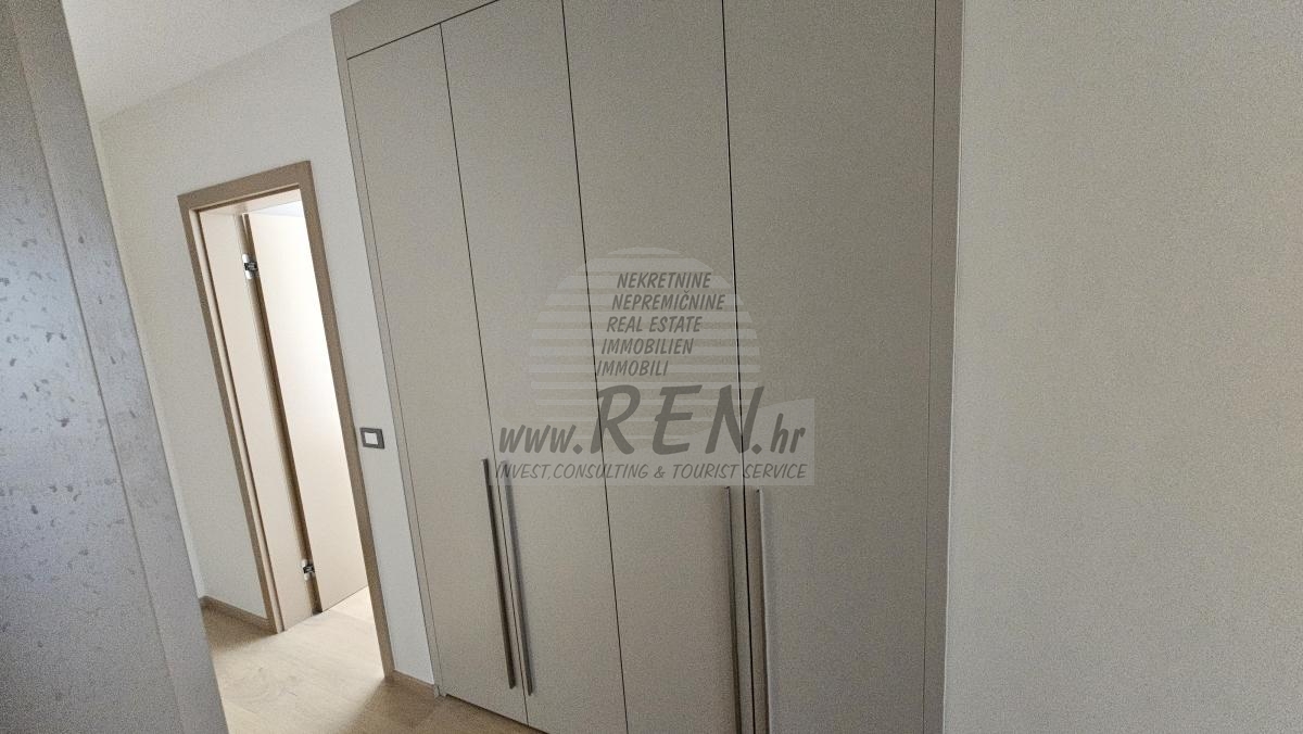 Luksuzni stan u prizemlju s privatnim vrtom – premium novogradnja, Novigrad 9
