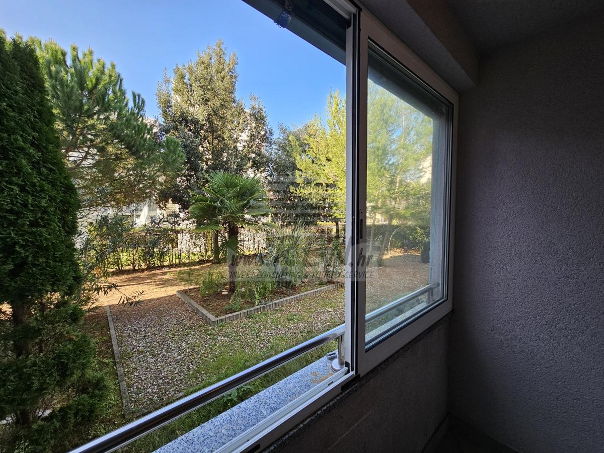 Apartment on the ground floor in the center of Novigrad 1