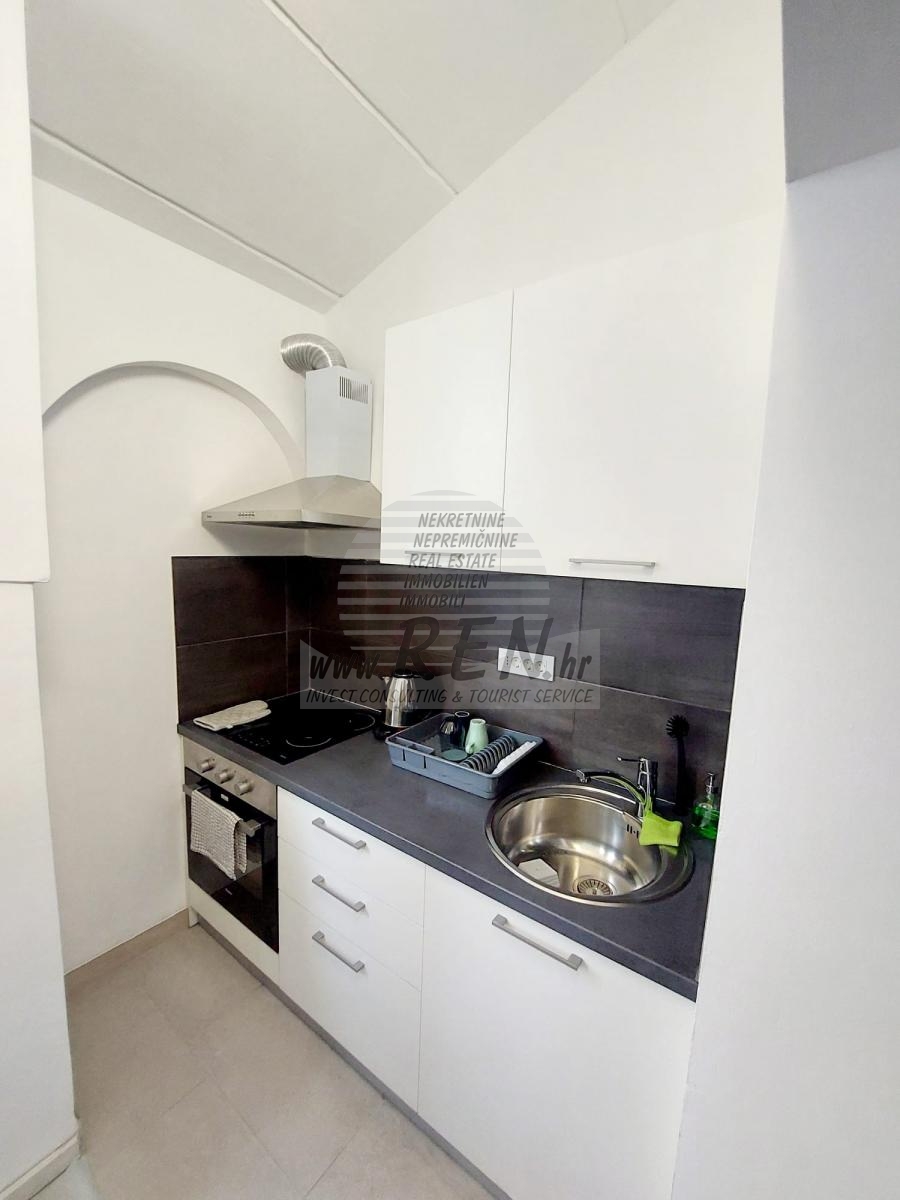 Apartment with Gallery – cozy second floor unit near the sea 4