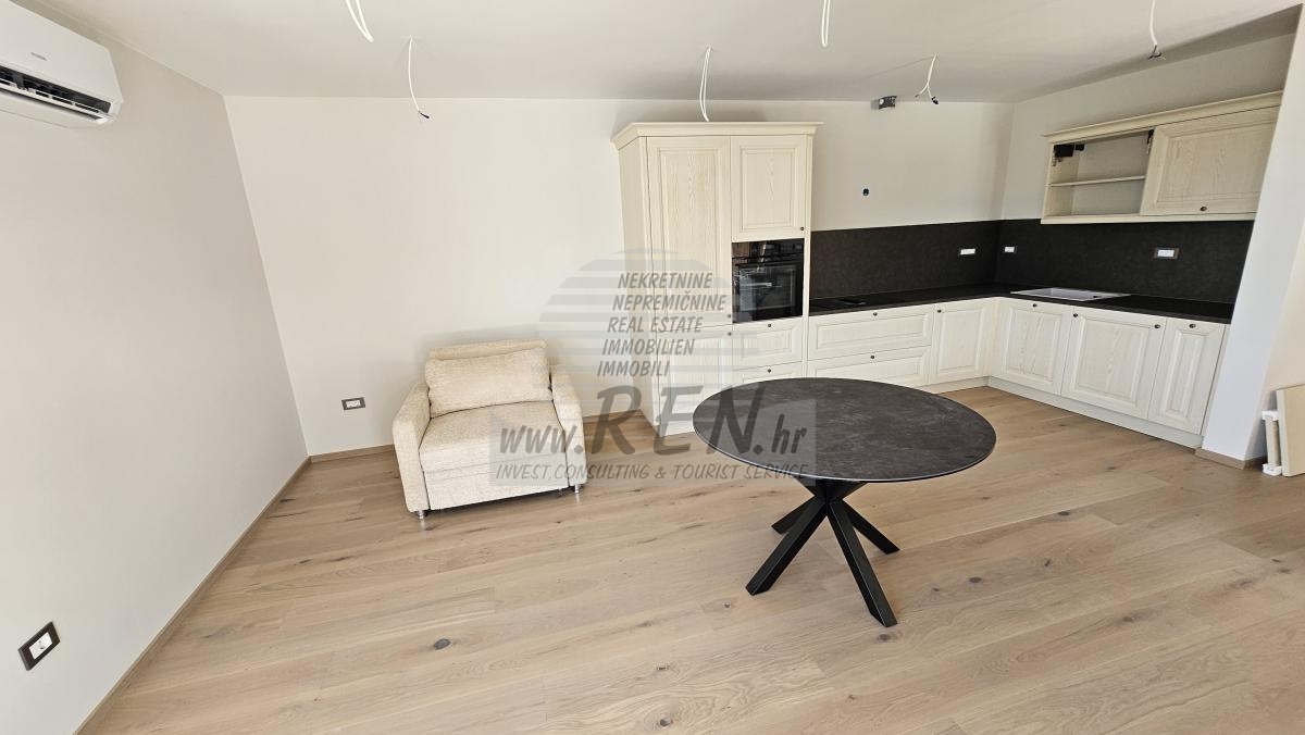 Luksuzni stan u prizemlju s privatnim vrtom – premium novogradnja, Novigrad 14
