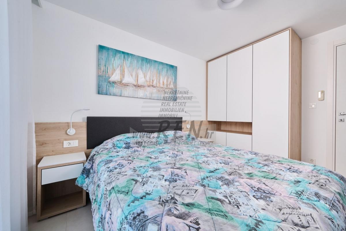Apartment in the first row to the sea with elevator and garage 10