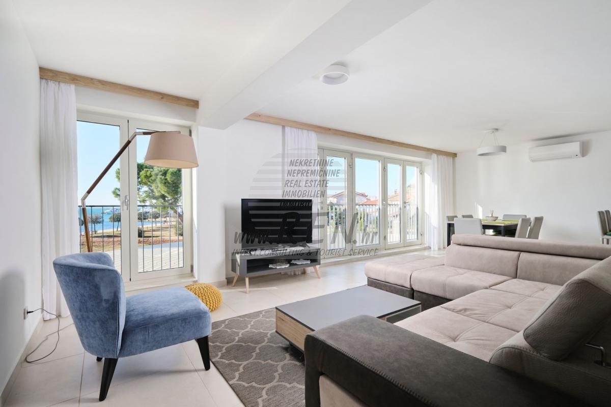 Apartment in the first row to the sea with elevator and garage 12