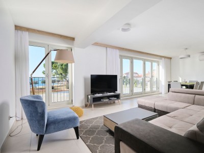 Apartment in the first row to the sea with elevator and garage 12