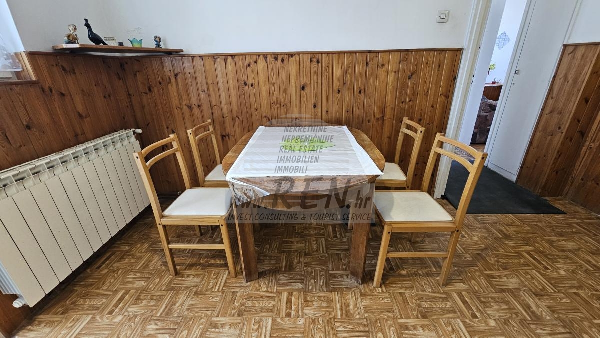Stan u centru Umaga s terasom prema moru – 2 spavaće sobe 8