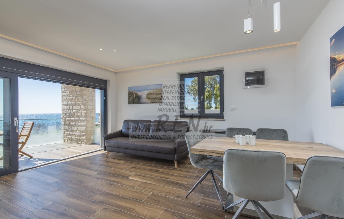 Luxury apartment in the vicinity of Umag, first row to the sea 7