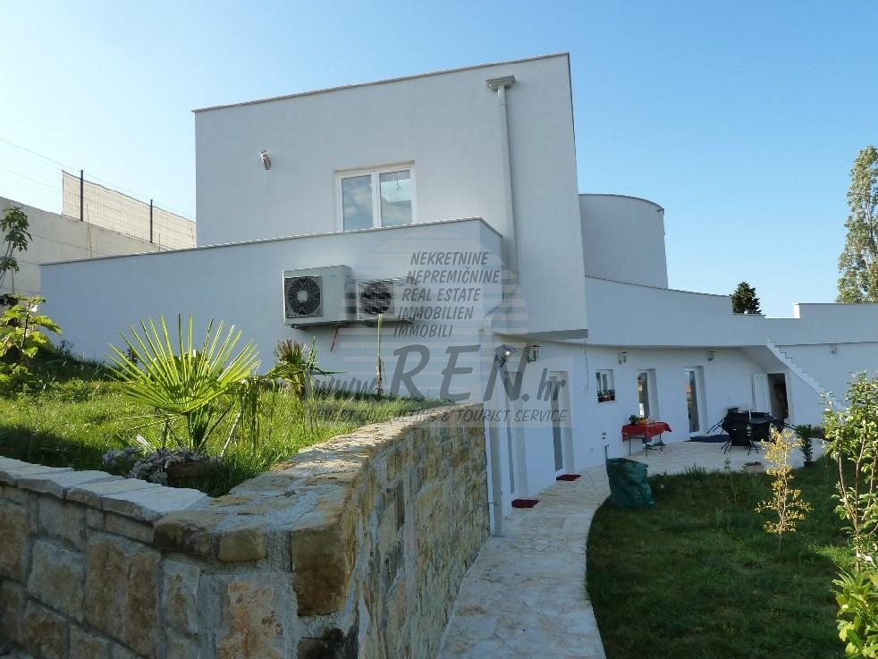 Vila v okolici Buja 2