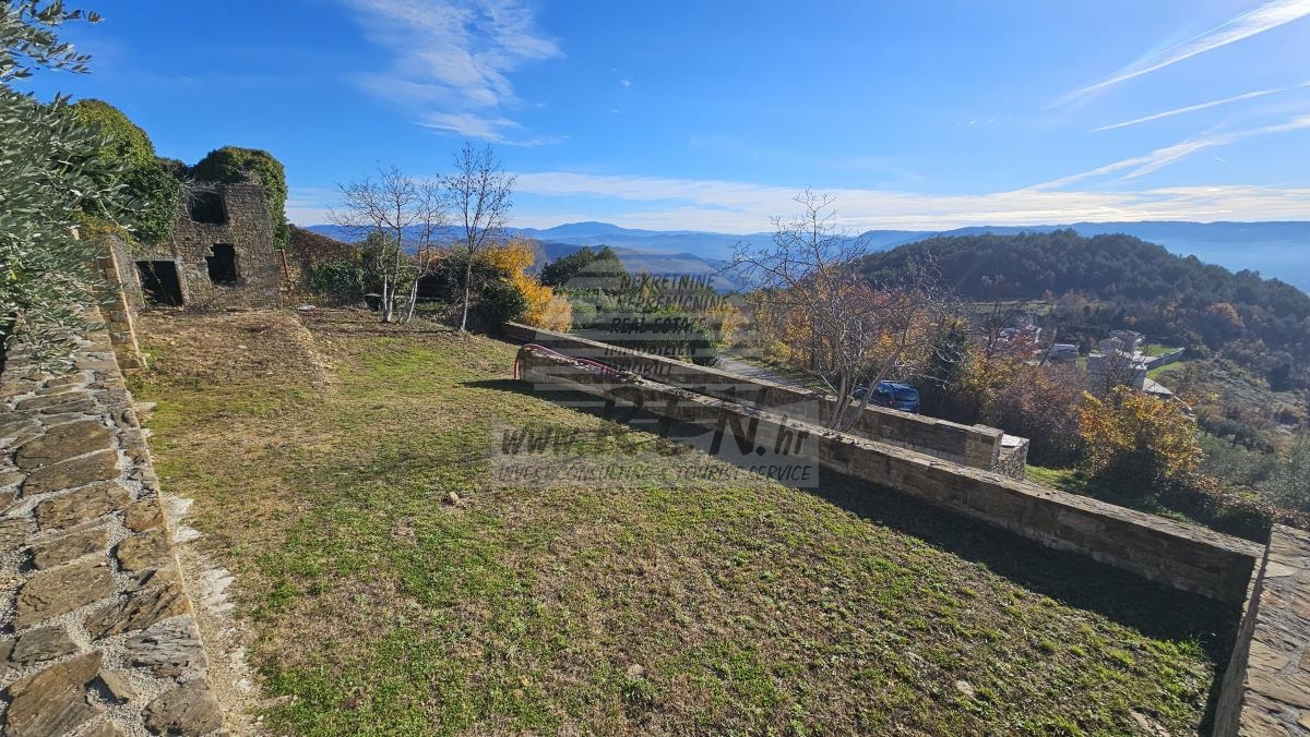 Steinruine mit Atemberaubendem Blick auf Motovun 1