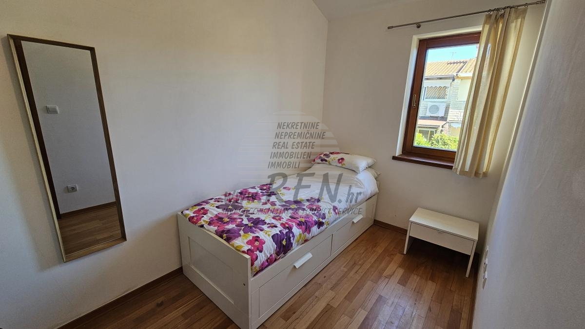 Obiteljski dom s vrtom i pogledom na more – Novigrad 8