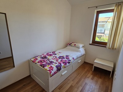 Obiteljski dom s vrtom i pogledom na more – Novigrad 8