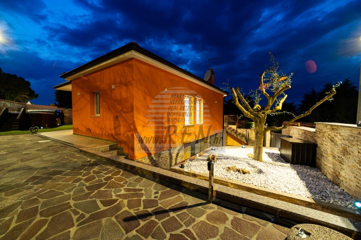 PRESTIGEHAUS MIT POOL – NUR 50 m VOM MEER 26