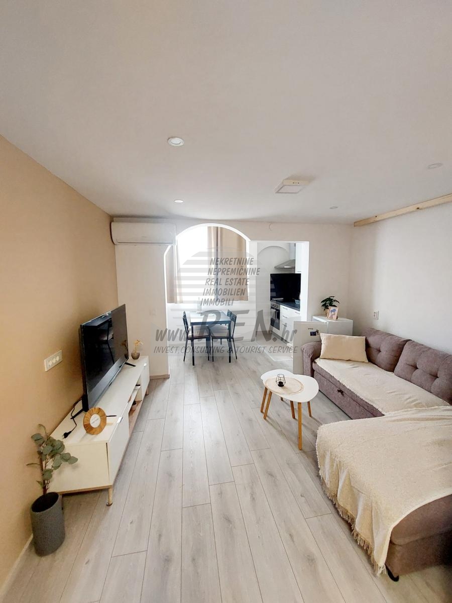 Apartment with Gallery – cozy second floor unit near the sea 7