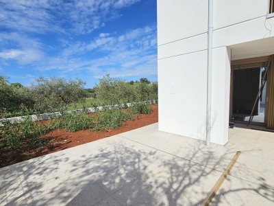 Luksuzni stan u prizemlju s privatnim vrtom – premium novogradnja, Novigrad 4