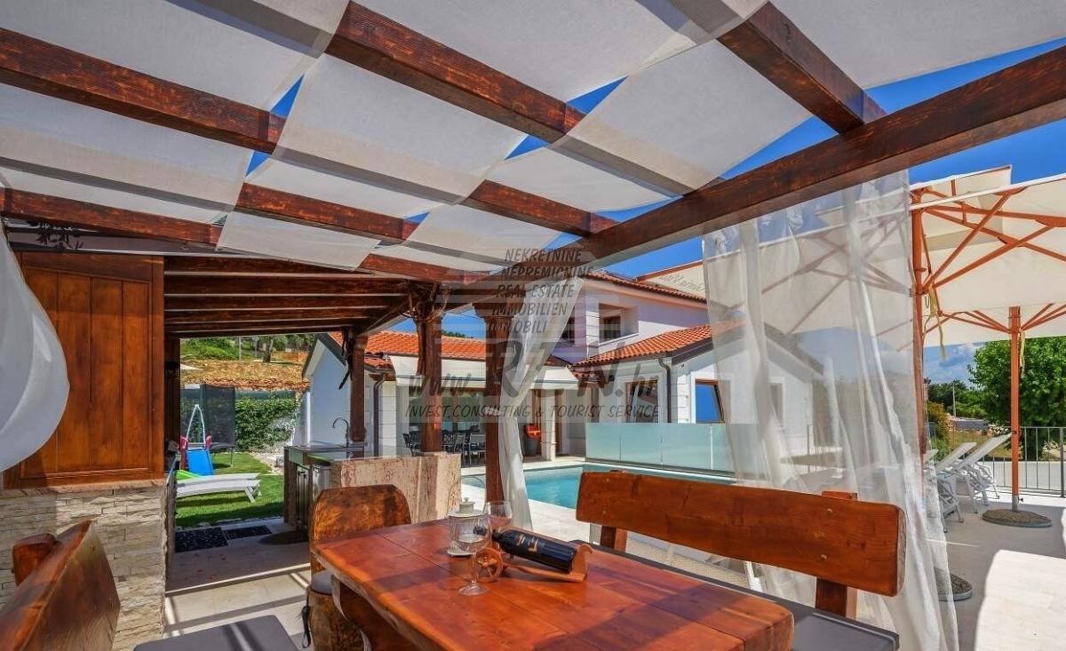 House with swimming pool near Brtonigla 8