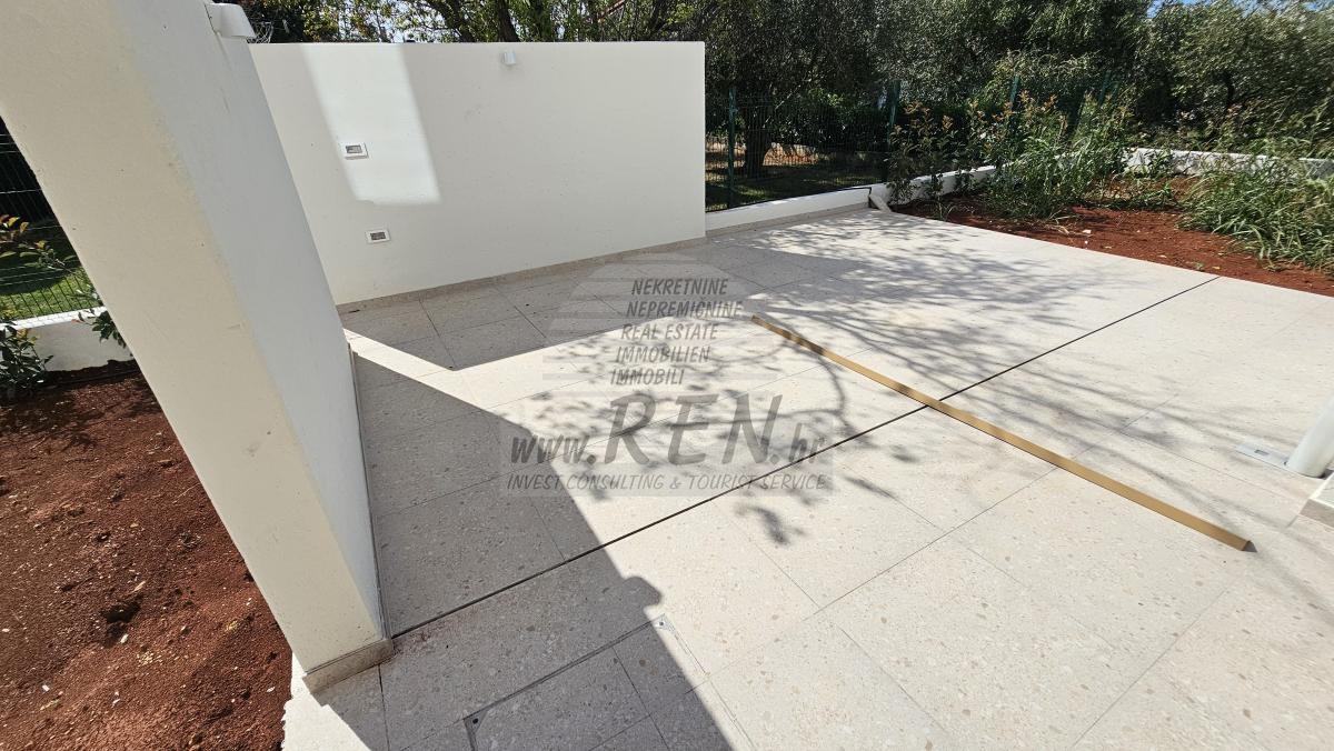 Luksuzni stan u prizemlju s privatnim vrtom – premium novogradnja, Novigrad 3