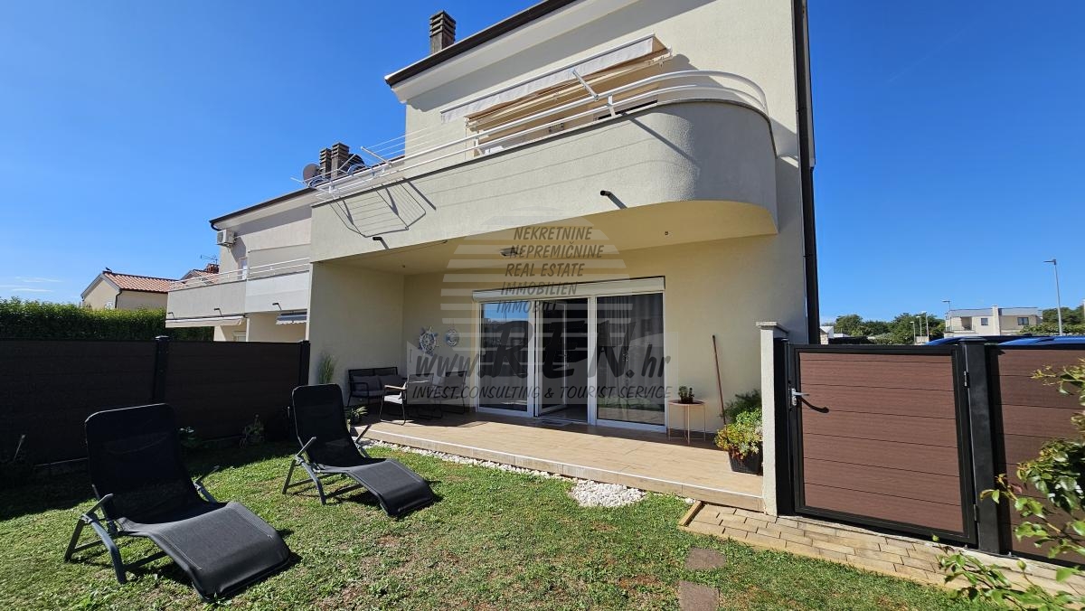 Krajnja kuća u nizu s dva stambena dijela i vrtom 1