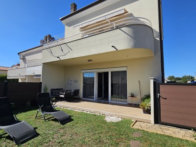 Krajnja kuća u nizu s dva stambena dijela i vrtom