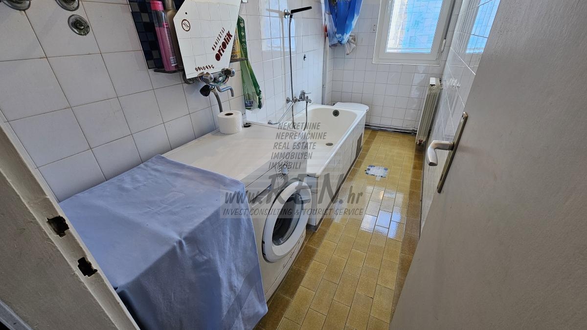 Stan u centru Umaga s terasom prema moru – 2 spavaće sobe 12