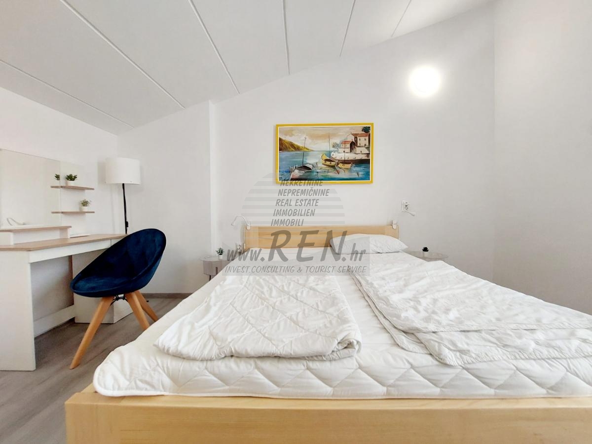 Apartment with Gallery – cozy second floor unit near the sea 2