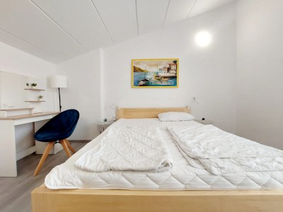Apartment with Gallery – cozy second floor unit near the sea 2