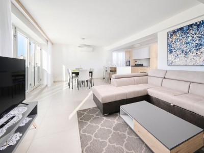 Apartment in the first row to the sea with elevator and garage 5