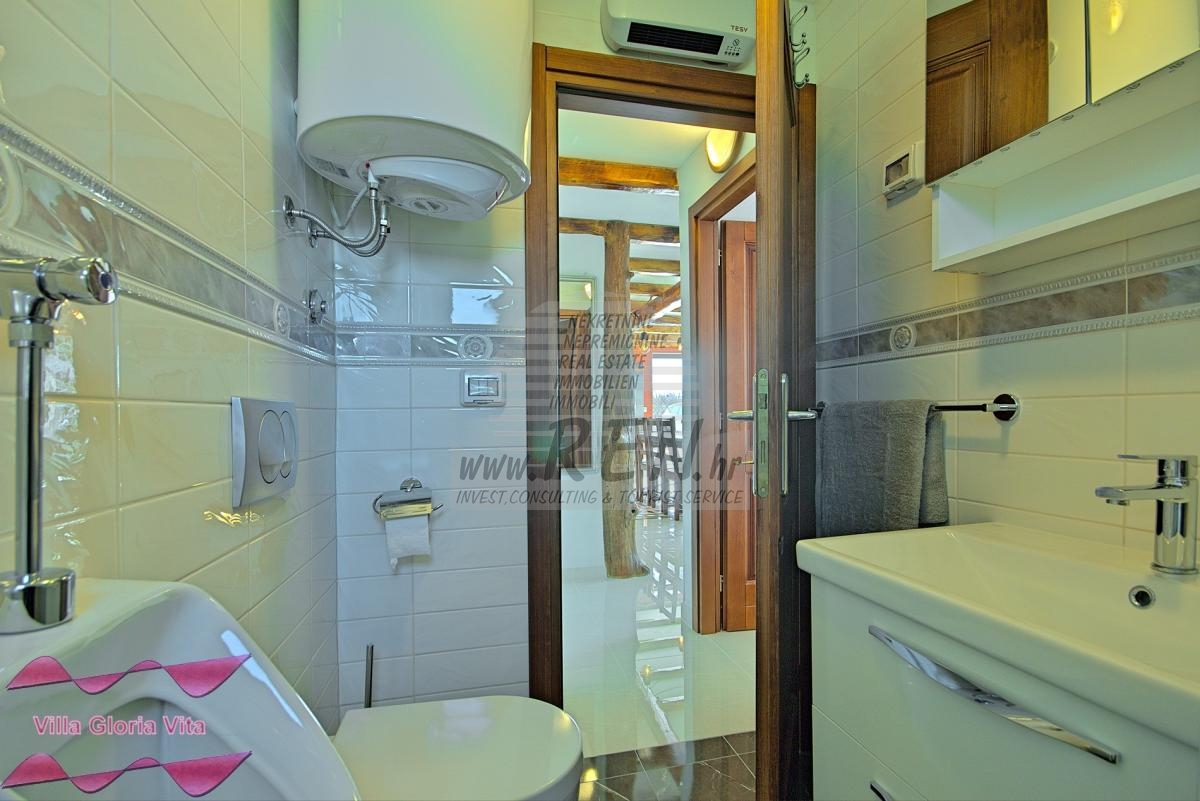 House with swimming pool near Brtonigla 27