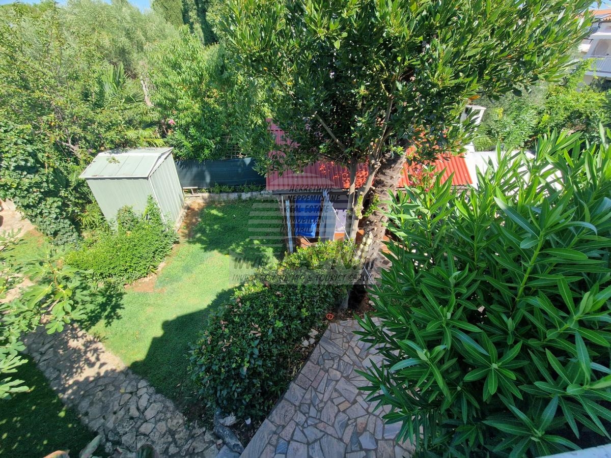Stan s velikim vrtom blizu mora – Novigrad 17