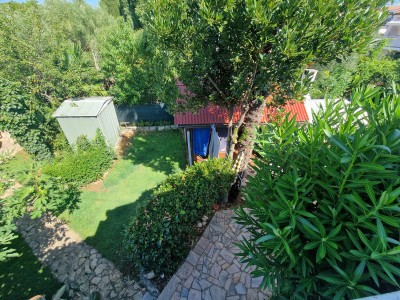 Stan s velikim vrtom blizu mora – Novigrad 17
