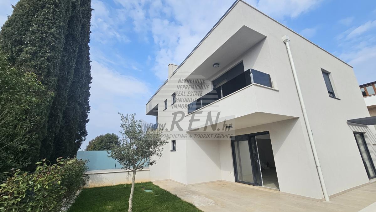 Doppelhaushälfte mit Pool in Strandnähe in Novigrad 1