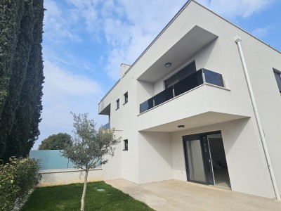 Casa bifamiliare con piscina vicino alla spiaggia a Cittanova