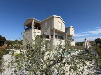 Doppelhaushälfte in ruhiger Lage mit herrlichem Blick auf das Meer und den Swimmingpool - in Gebäude 2