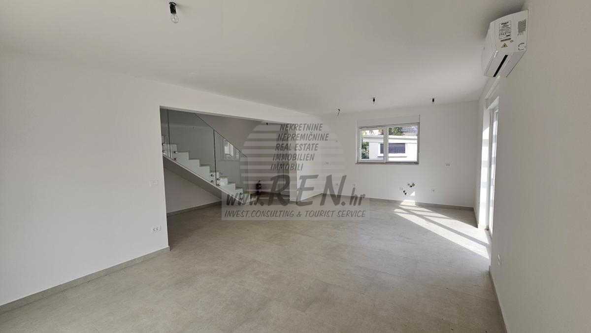 Doppelhaushälfte mit Pool in Strandnähe in Novigrad 3