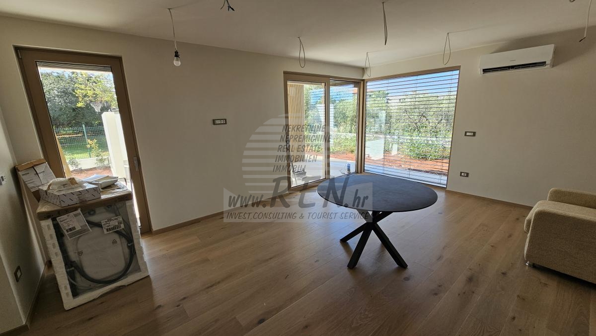 Luksuzni stan u prizemlju s privatnim vrtom – premium novogradnja, Novigrad 2