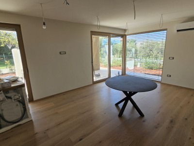 Luksuzni stan u prizemlju s privatnim vrtom – premium novogradnja, Novigrad 2