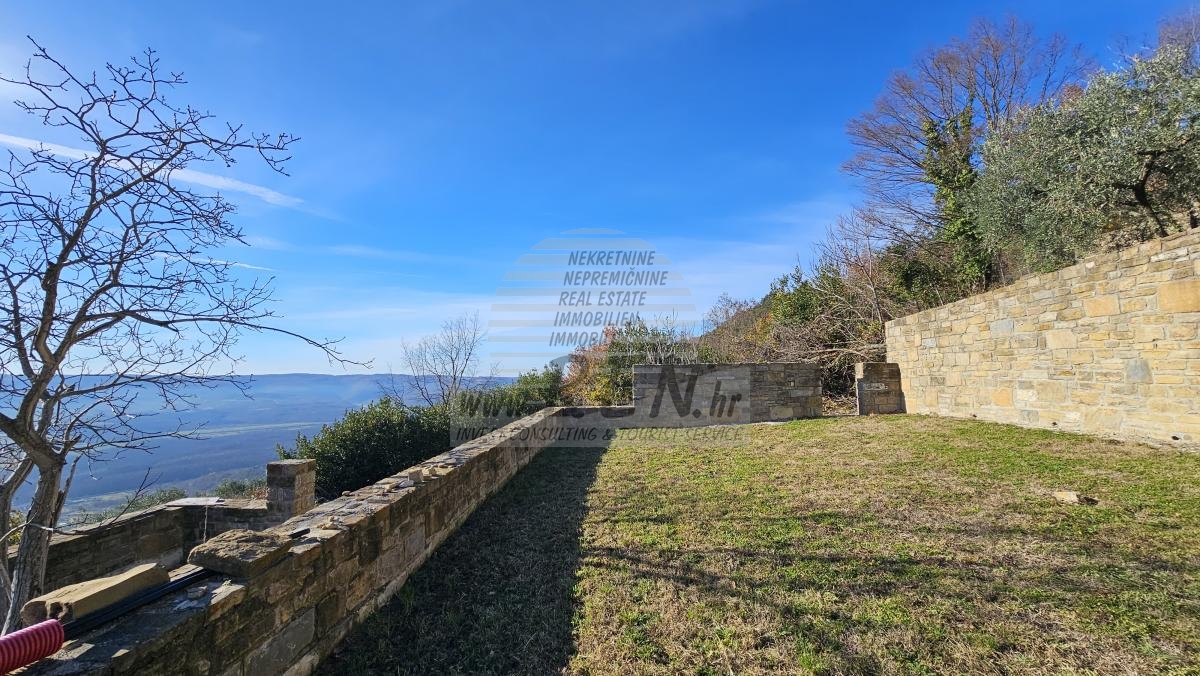 Steinruine mit Atemberaubendem Blick auf Motovun 6