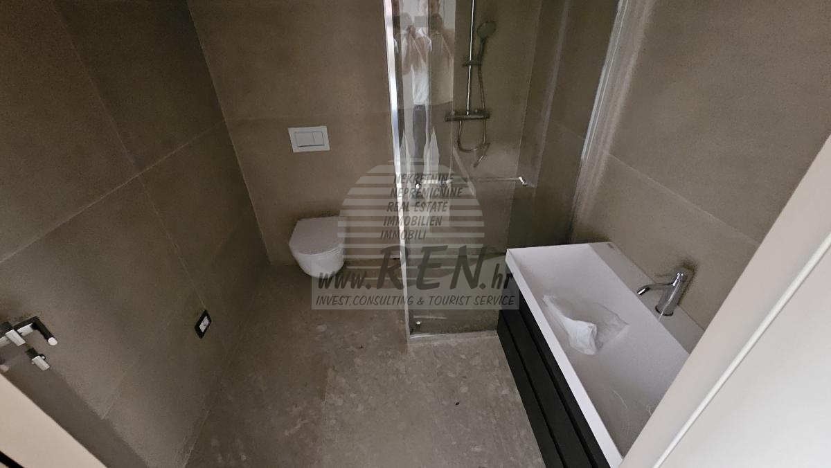 Luksuzni stan u prizemlju s privatnim vrtom – premium novogradnja, Novigrad 8