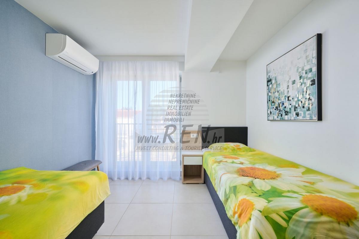 Apartment in the first row to the sea with elevator and garage 8