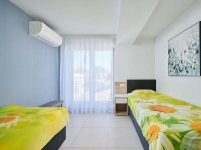 Apartment in the first row to the sea with elevator and garage 8