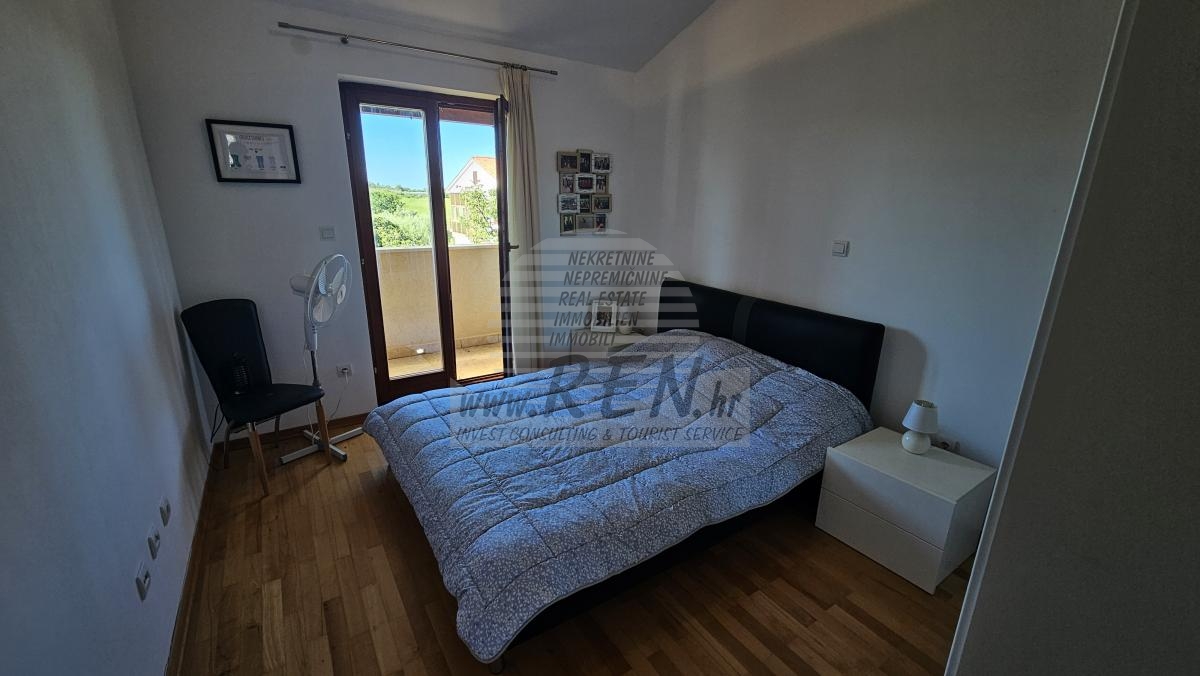 Obiteljski dom s vrtom i pogledom na more – Novigrad 9