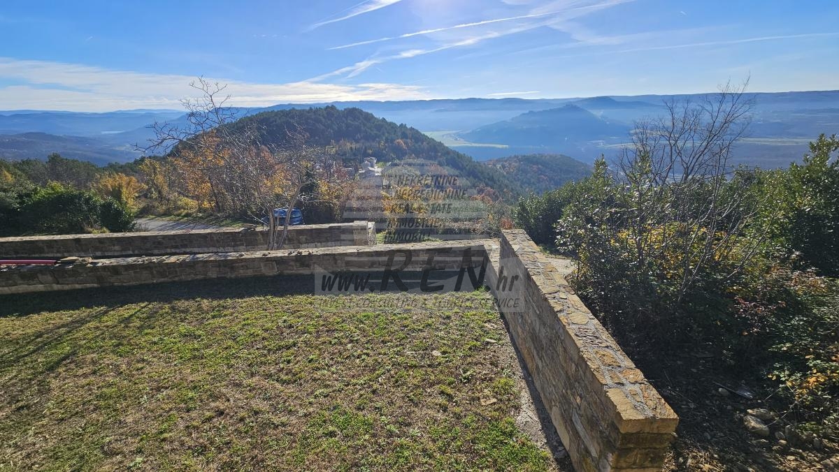 Steinruine mit Atemberaubendem Blick auf Motovun 2
