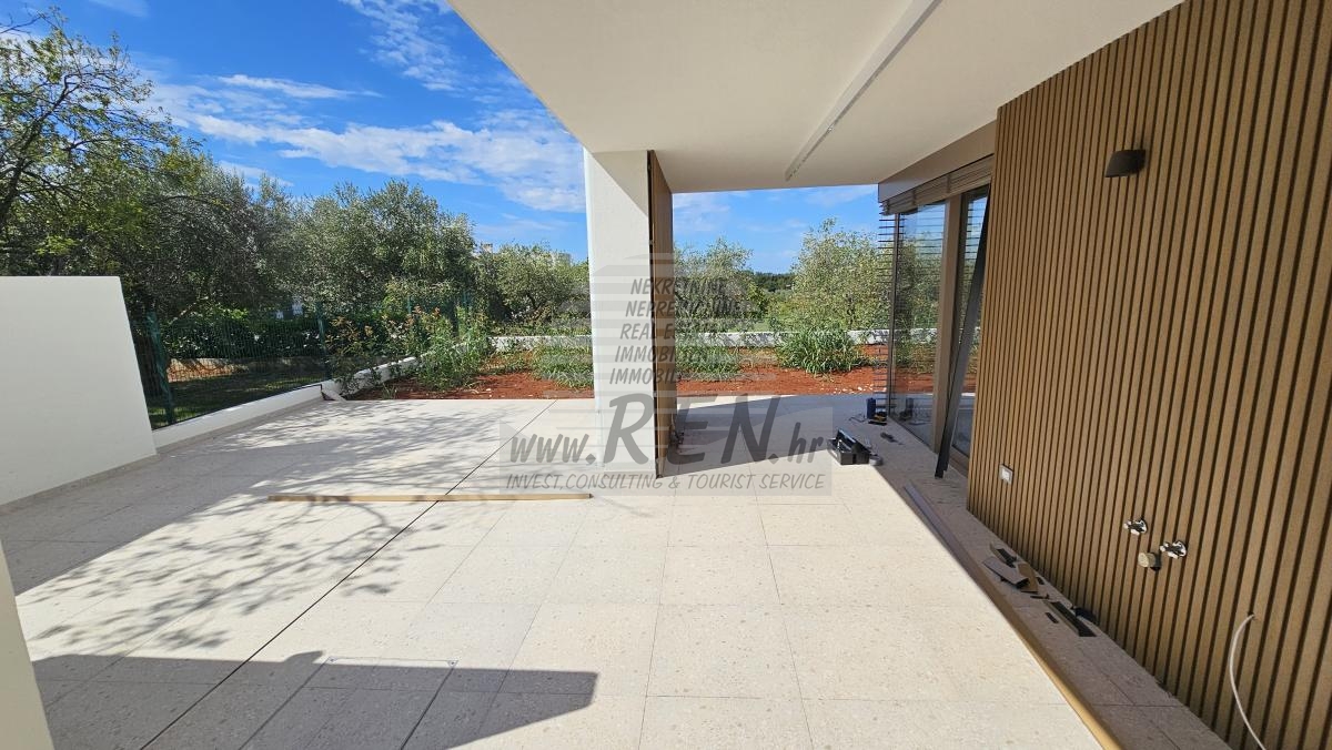 Luksuzni stan u prizemlju s privatnim vrtom – premium novogradnja, Novigrad 1