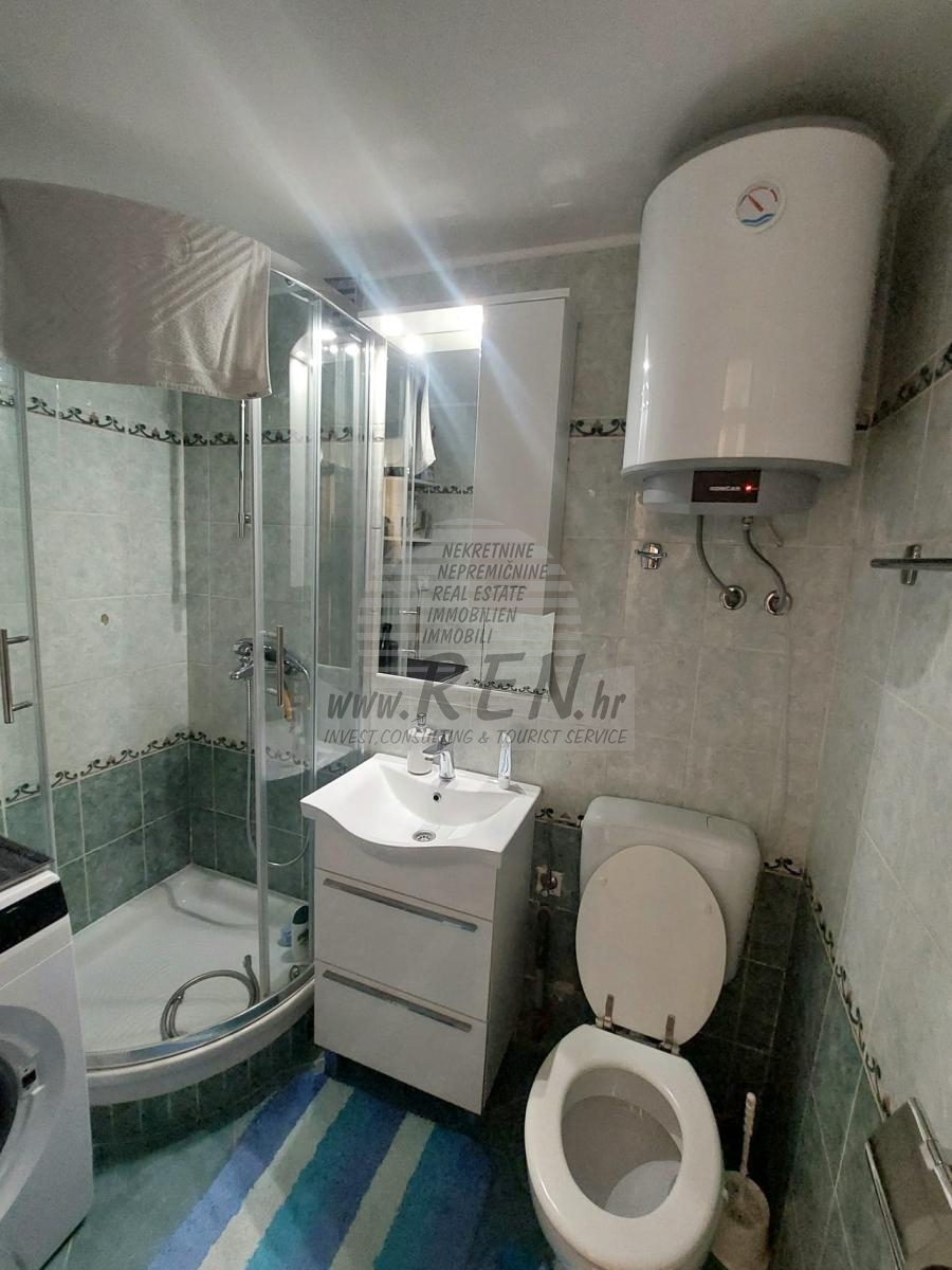 Apartment with Gallery – cozy second floor unit near the sea 9