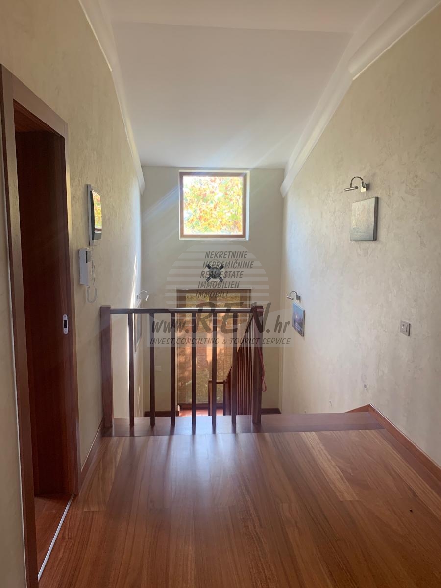 Moderna in luksuzna vila v bližini morja 22
