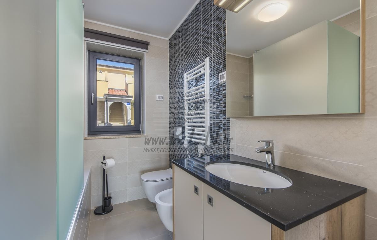 Luxury apartment in the vicinity of Umag, first row to the sea 4