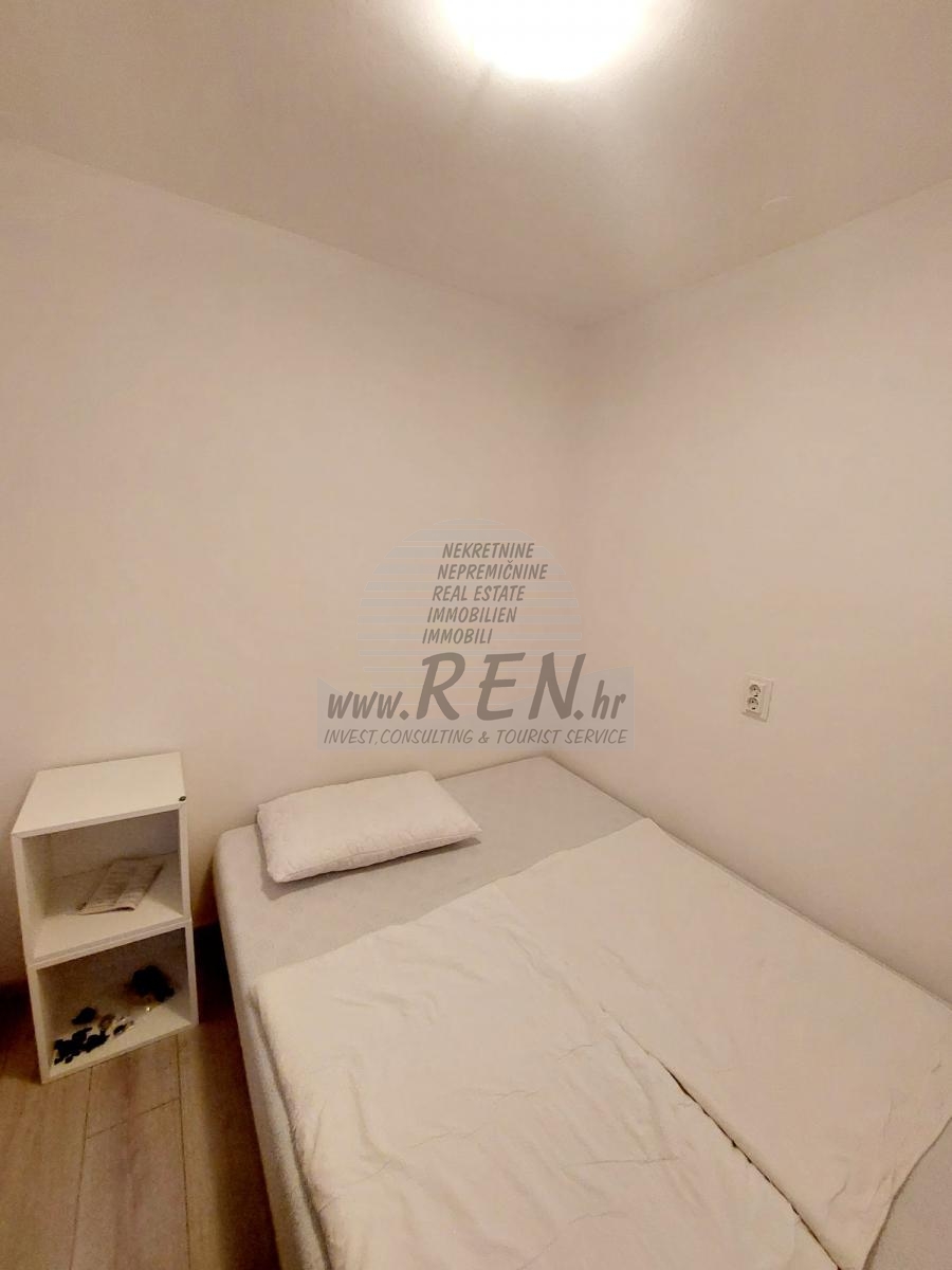 Apartment with Gallery – cozy second floor unit near the sea 3