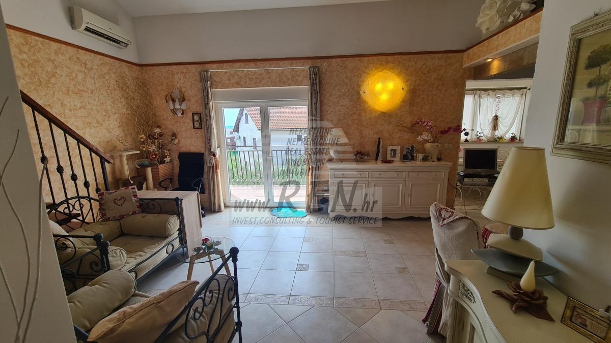 Apartment with sea view in Novigrad 4