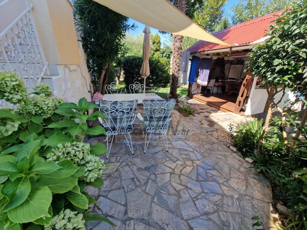 Stan s velikim vrtom blizu mora – Novigrad 1