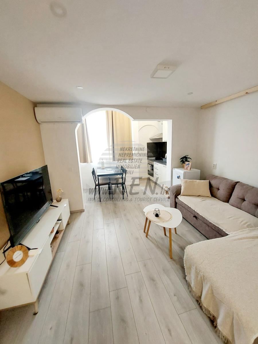 Apartment with Gallery – cozy second floor unit near the sea 10