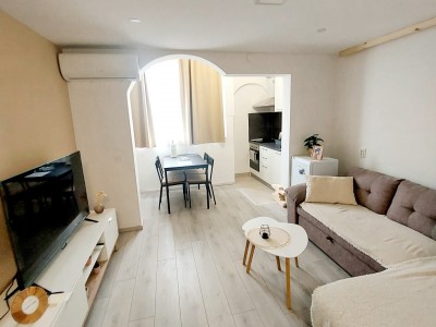 Apartment with Gallery – cozy second floor unit near the sea 10