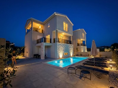 Casa bifamiliare in posizione tranquilla con splendida vista mare e piscina - nella fase di costruzione